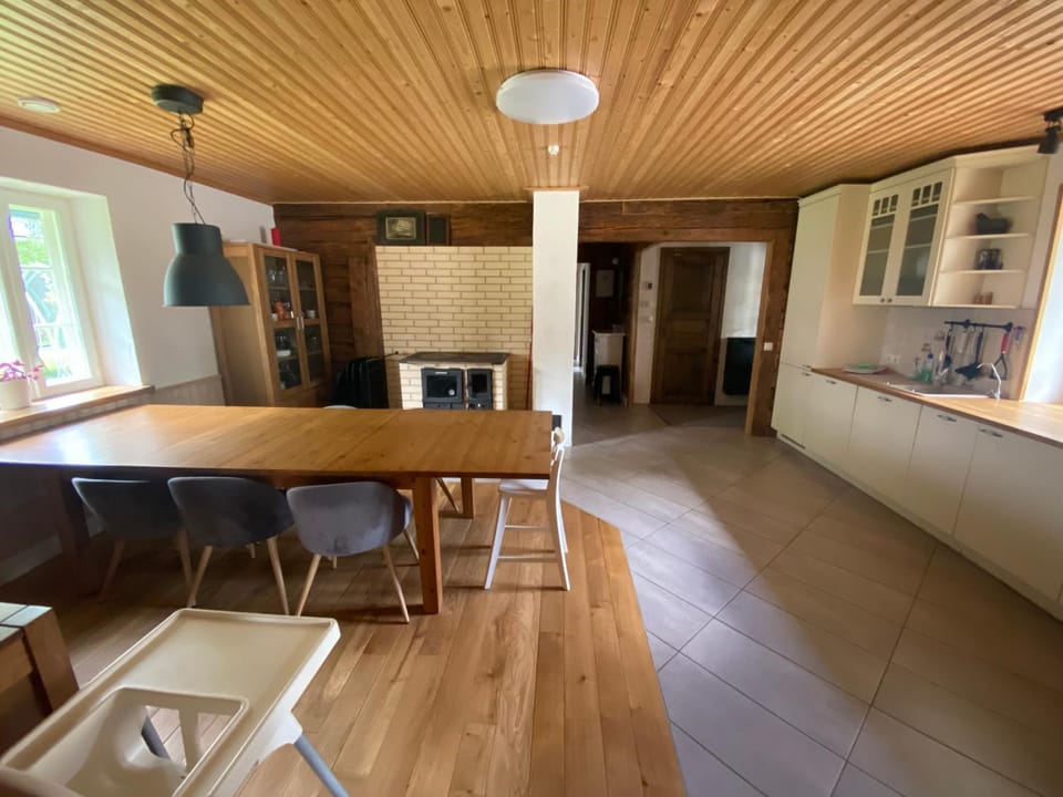 Kitchen or kitchenette, Dining area
