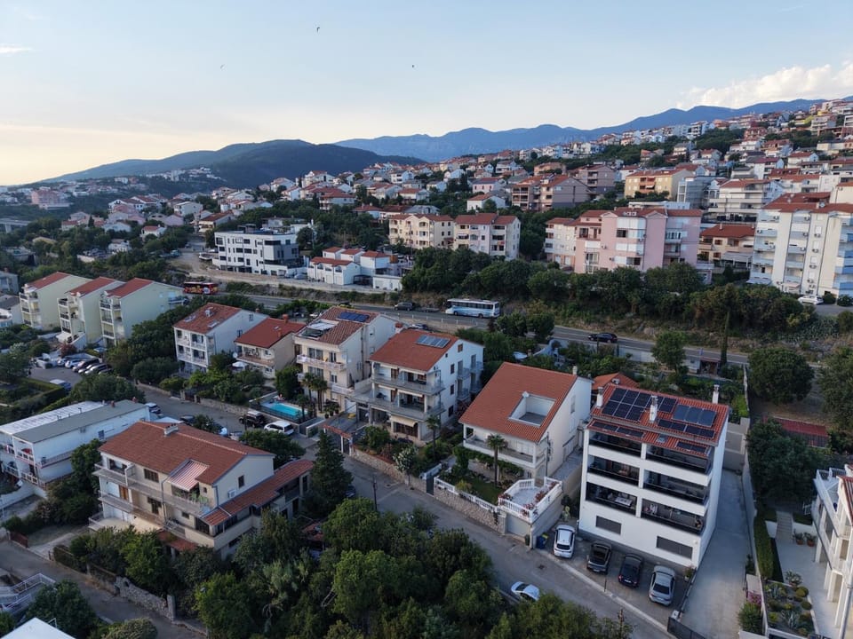 Property building, Neighbourhood, Natural landscape, Bird's eye view, City view, Street view, Location, Parking