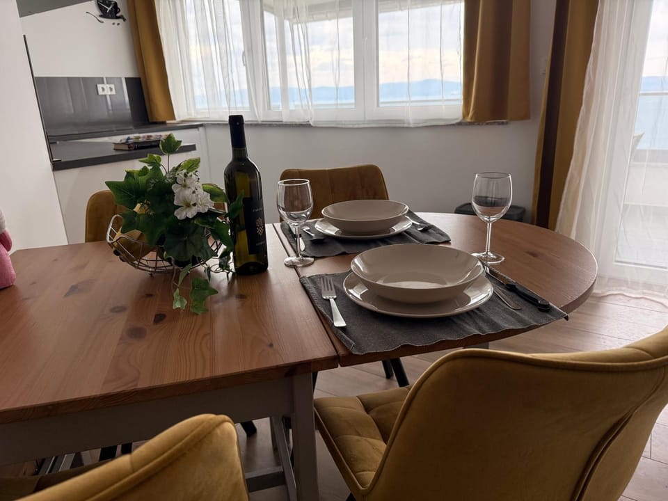 Kitchen or kitchenette, Food and drinks, Dining area, Food