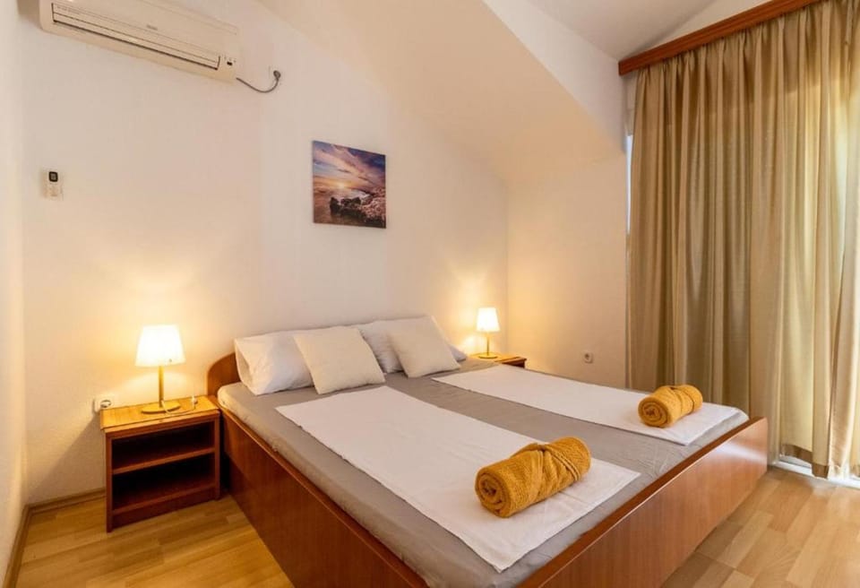 Bed, Photo of the whole room, Bedroom, air conditioner