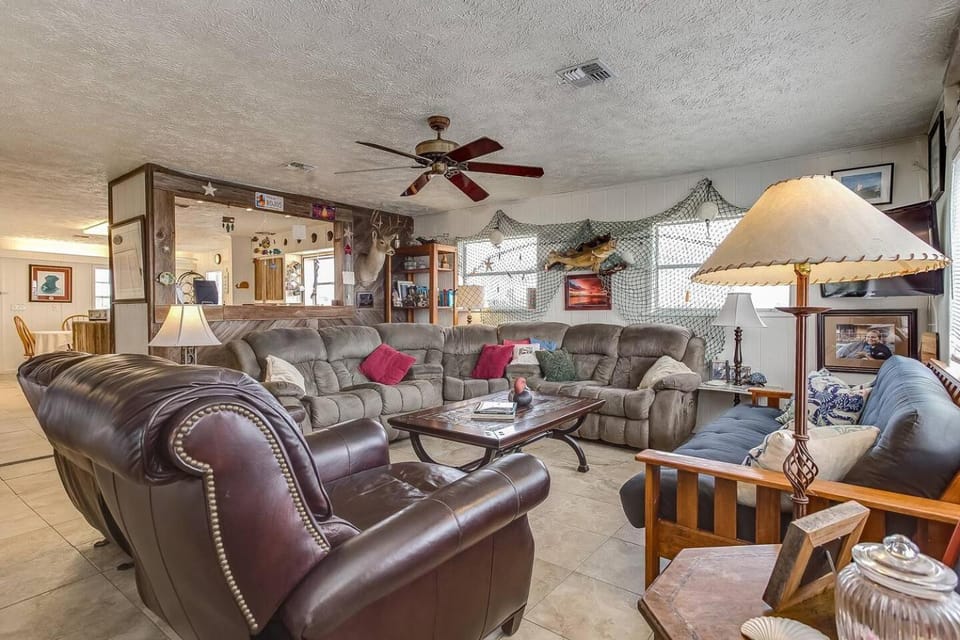 TV and multimedia, Living room, Seating area, Family
