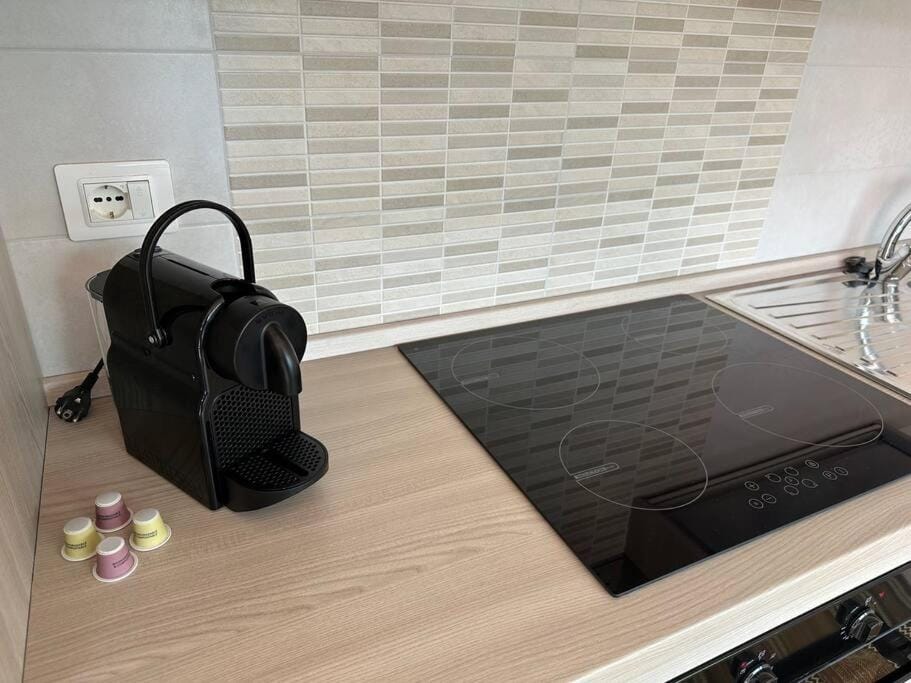 Coffee/tea facilities, Kitchen or kitchenette, stove, air conditioner