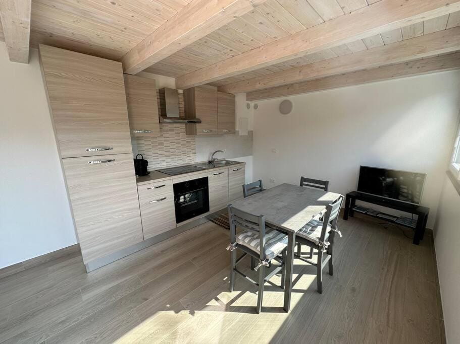 Kitchen or kitchenette, Dining area, pet friendly, stove, air conditioner