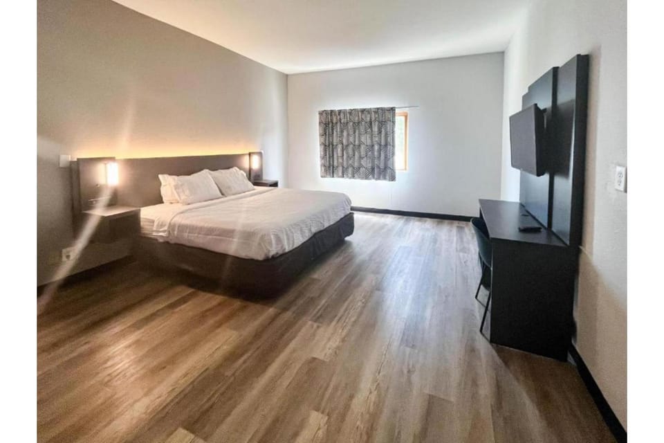Bed, TV and multimedia, Kitchen or kitchenette, Photo of the whole room, Bedroom