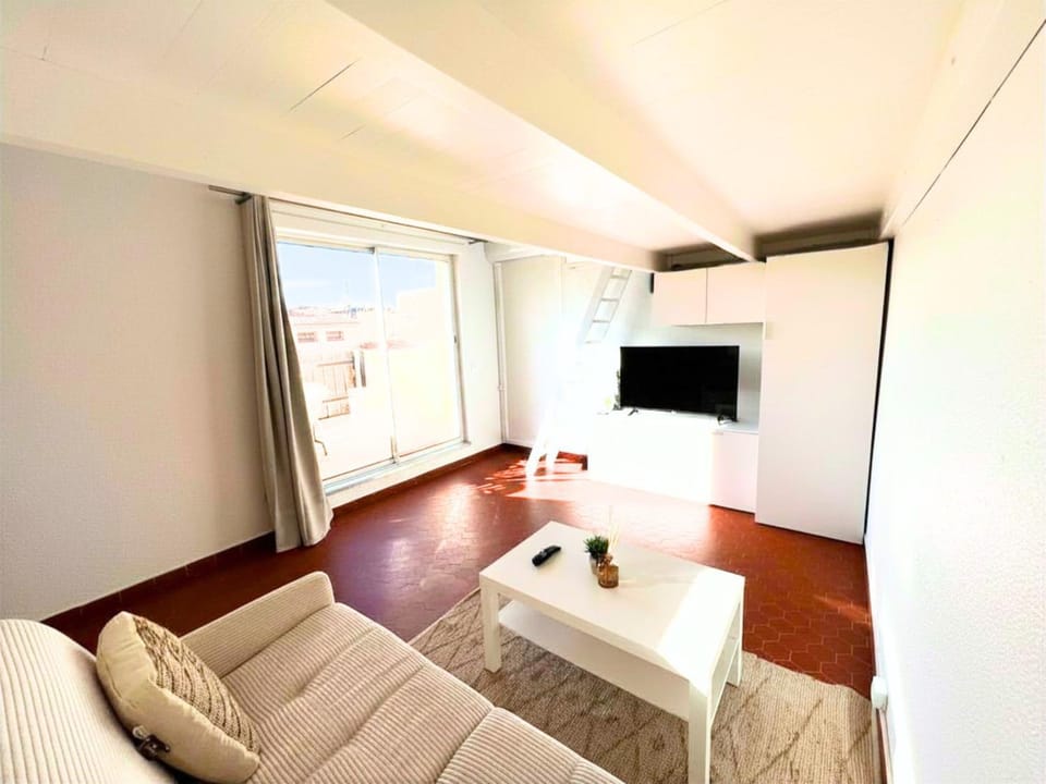 Patio, Patio, Communal lounge/ TV room, Bed, TV and multimedia, Balcony/Terrace, Balcony/Terrace, Living room, Seating area, internet, internet, internet