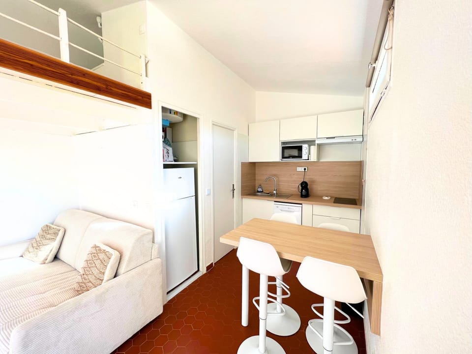 Coffee/tea facilities, Seating area, Dining area, dishwasher, microwave, storage, storage, stove, stove, kitchen, kitchen