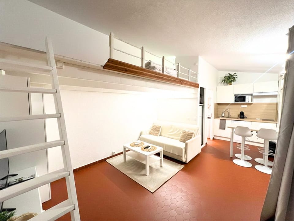 Communal lounge/ TV room, TV and multimedia, Coffee/tea facilities, Kitchen or kitchenette, Living room, Seating area, Dining area, Communal kitchen, stove, stove, kitchen, kitchen