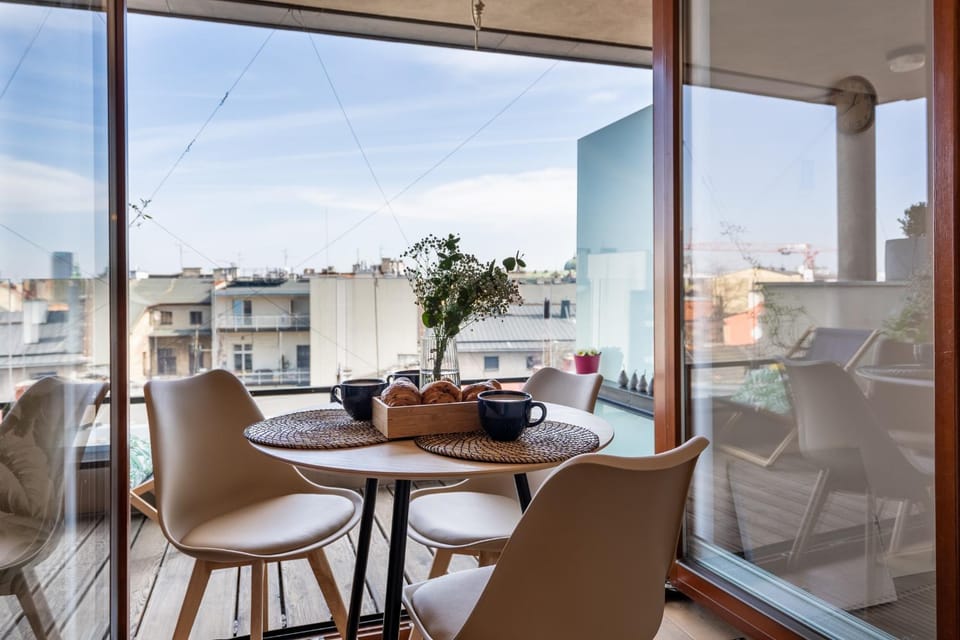 Patio, View (from property/room), Balcony/Terrace, Living room, Seating area, Dining area, City view