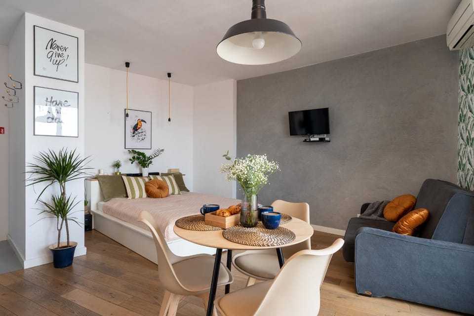 Bed, TV and multimedia, Living room, Seating area, Bedroom