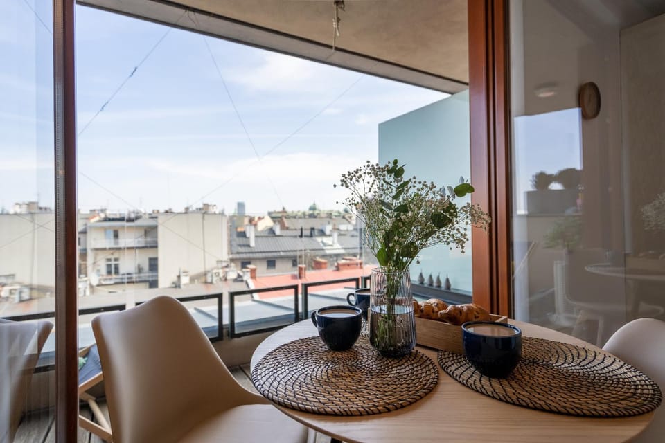 Patio, View (from property/room), Balcony/Terrace, Living room, Seating area, Dining area, City view