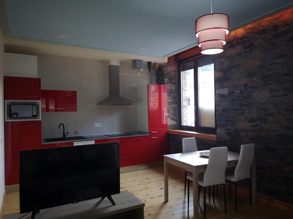 Kitchen or kitchenette, Dining area, minibar, pet friendly, stove