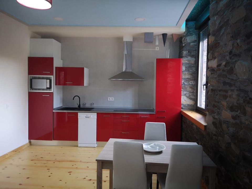 Kitchen or kitchenette, Dining area, minibar, pet friendly, stove
