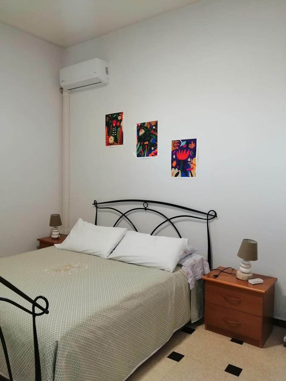Photo of the whole room, Bedroom