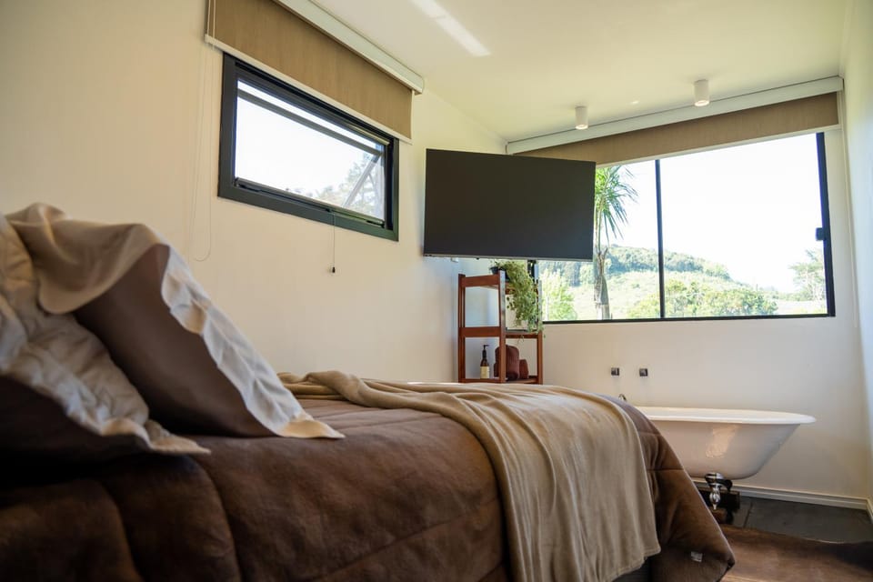 Spring, Bed, Natural landscape, Activities, TV and multimedia, Photo of the whole room, Seating area, Floor plan, Bedroom, Autumn, Garden view, Mountain view, Entertainment, Seasons, Location, Sunset, Bath, locker, locker