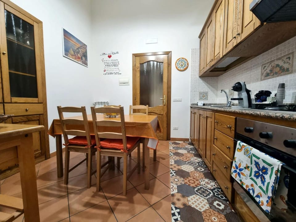 Kitchen or kitchenette, Dining area, pet friendly, stove