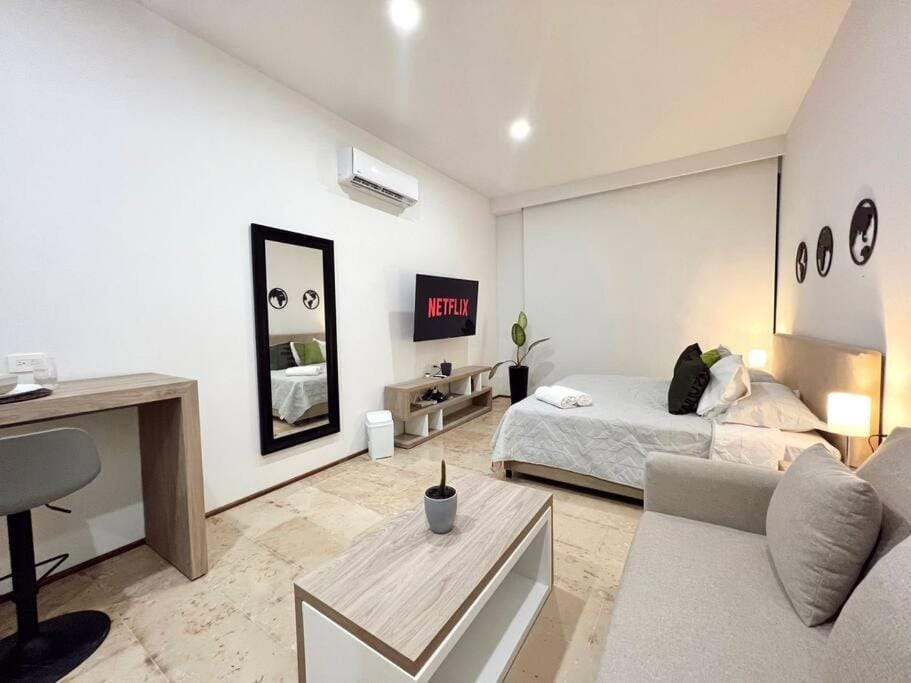 Bed, TV and multimedia, Photo of the whole room, Seating area, Bedroom, air conditioner