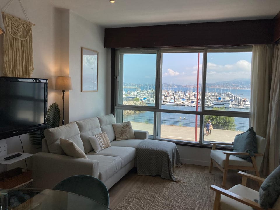 Natural landscape, TV and multimedia, Living room, Seating area, Sea view