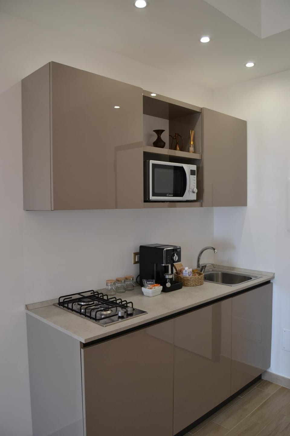 Coffee/tea facilities, minibar, kitchen