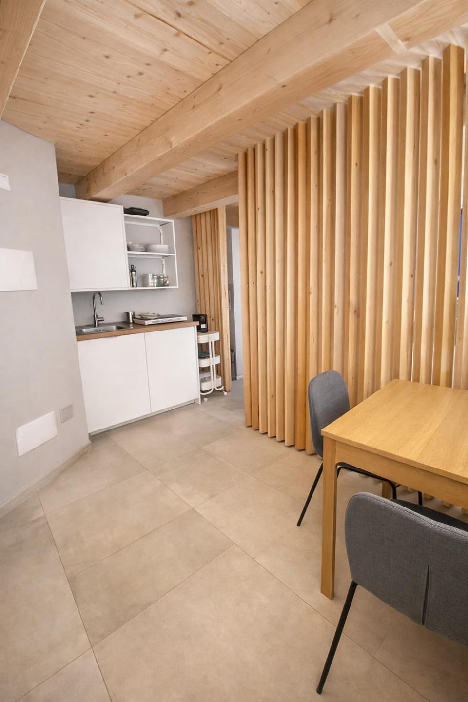 Kitchen or kitchenette, Dining area