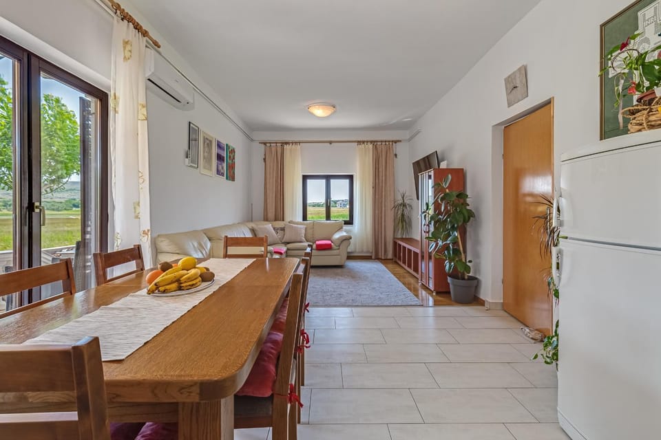 TV and multimedia, Kitchen or kitchenette, Living room, Seating area, Dining area