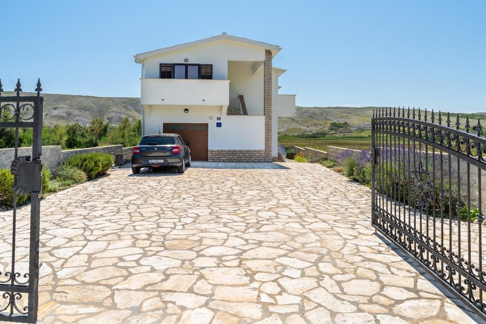 Property building, Garden, Location, Parking