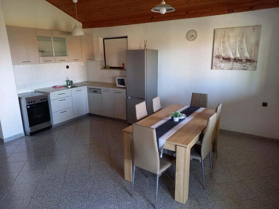 Kitchen or kitchenette, Dining area, minibar, pet friendly