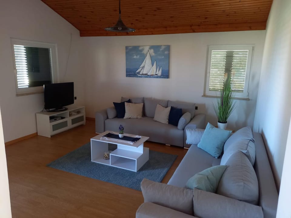 Communal lounge/ TV room, TV and multimedia, Living room, Seating area, Evening entertainment