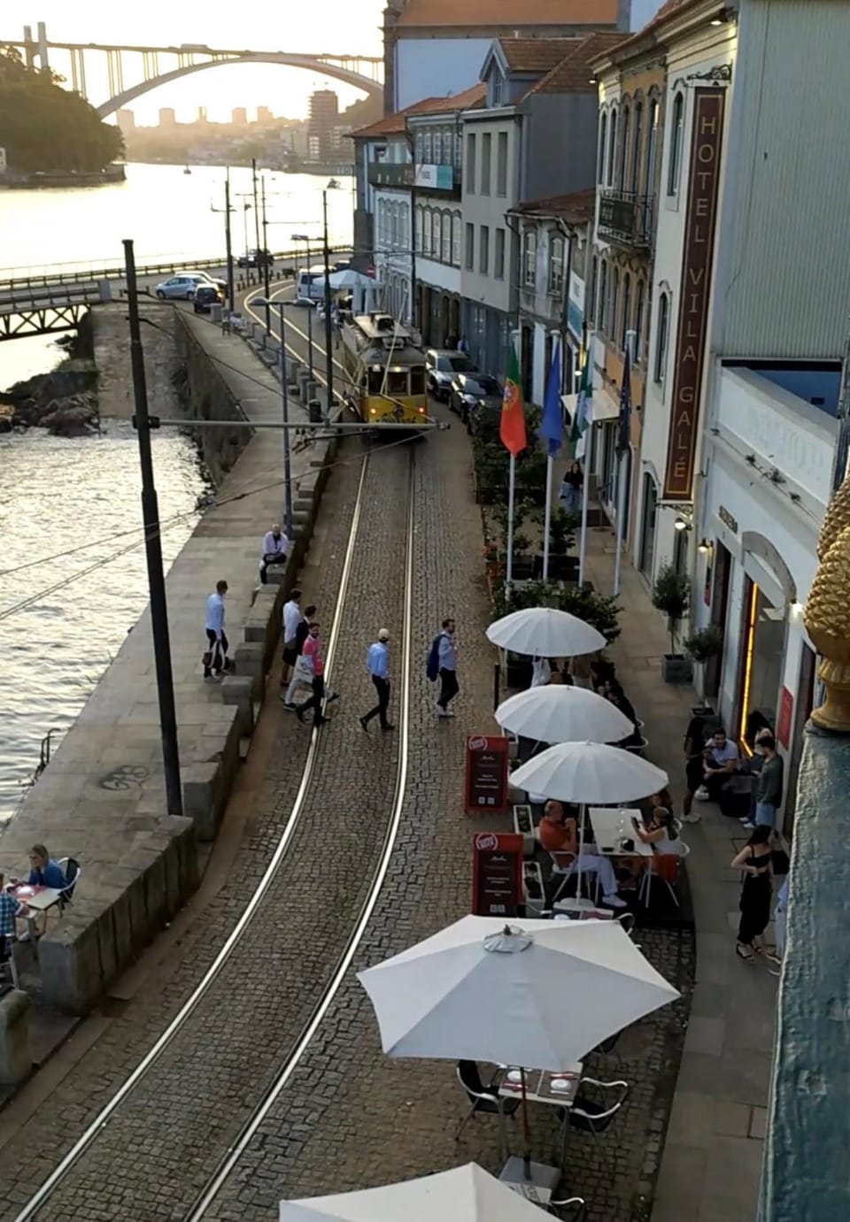 Property building, Restaurant/places to eat, Neighbourhood, Activities, Fishing, Lounge or bar, City view, River view, Street view, Area and facilities, Location, Parking, shuttle