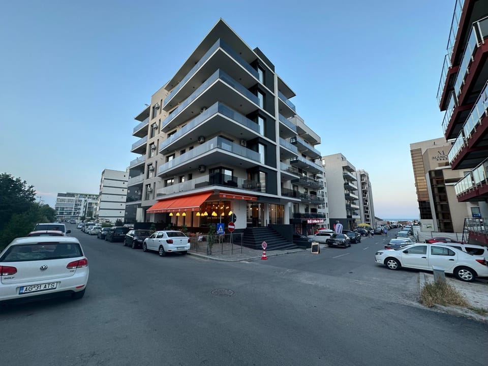 Property building, Restaurant/places to eat, Restaurant/places to eat, acessibility