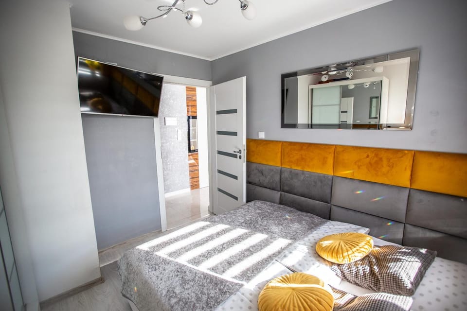 Bed, TV and multimedia, Photo of the whole room, Bedroom, wardrobe