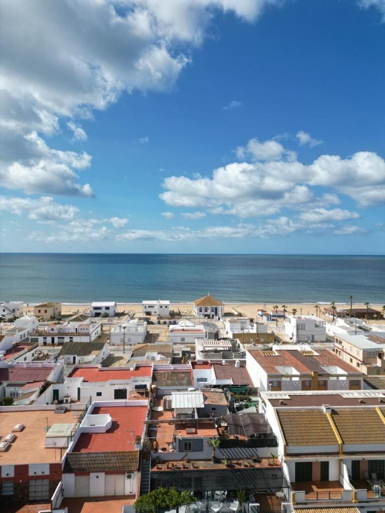 Property building, Neighbourhood, Natural landscape, Bird's eye view, Beach, City view, Sea view, Street view, Location