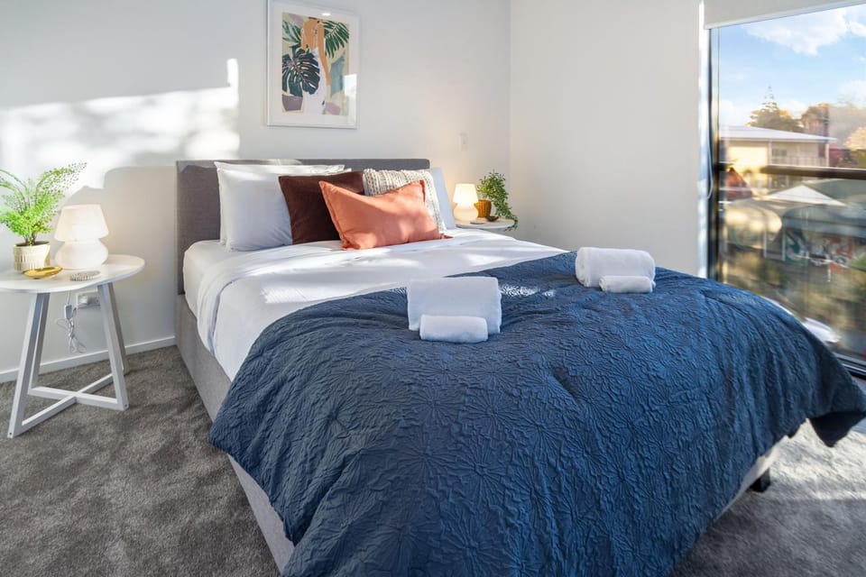 Bed, View (from property/room), Photo of the whole room, Decorative detail, Bedroom, towels