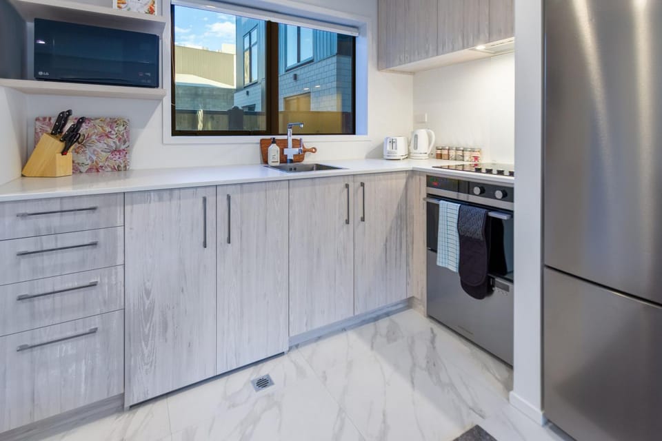 Coffee/tea facilities, Kitchen or kitchenette, Decorative detail, dishwasher, microwave, minibar, oven, stove, toaster