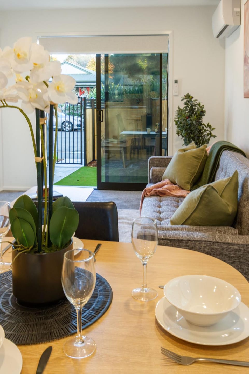 View (from property/room), Balcony/Terrace, Living room, Decorative detail, Seating area, Dining area, air conditioner