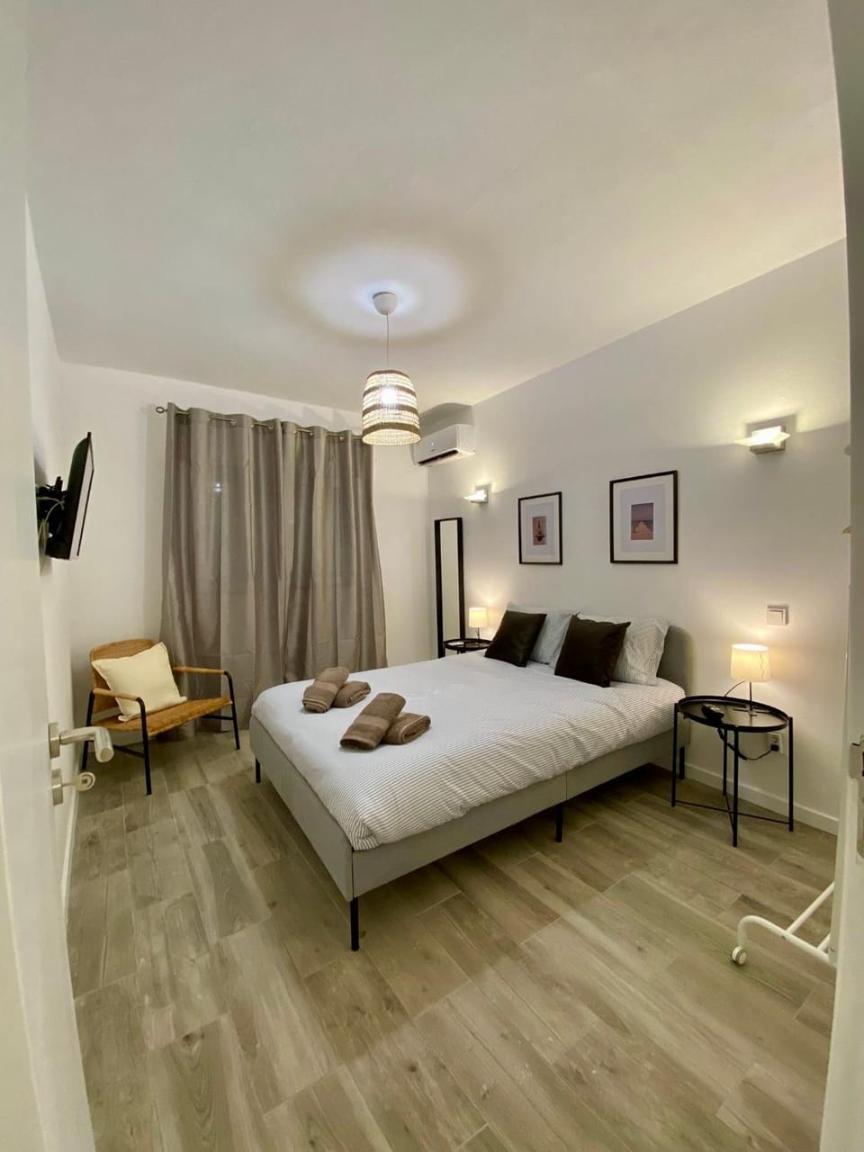 Photo of the whole room, Bedroom