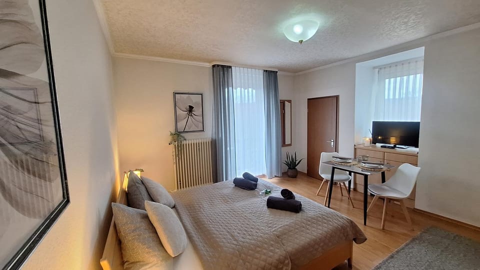 Bed, TV and multimedia, Living room, Photo of the whole room, Seating area, Bedroom
