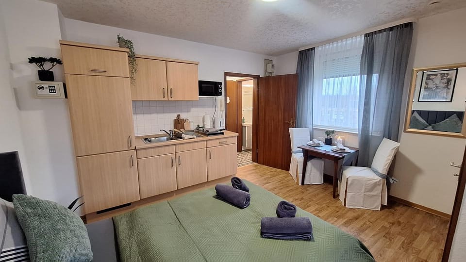 Bed, Kitchen or kitchenette, Living room, Photo of the whole room, Seating area, Dining area, Bedroom, pet friendly, stove