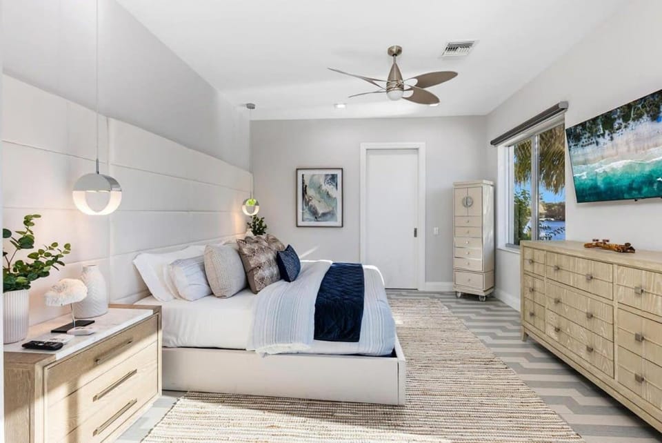 Bed, TV and multimedia, Bedroom, River view