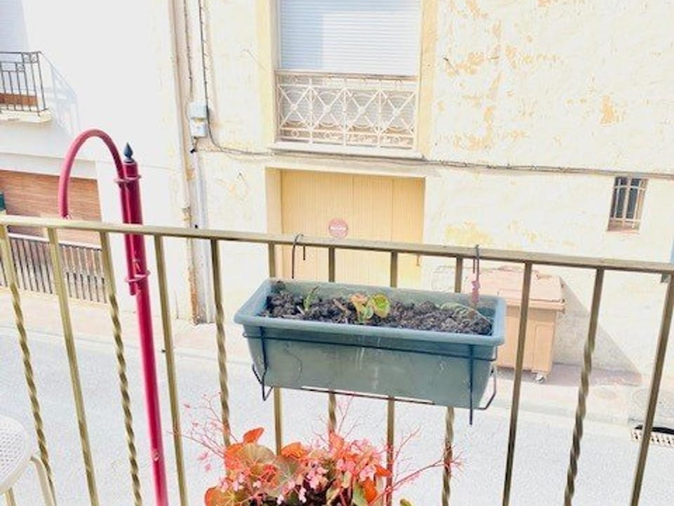 Charmant F2 en centre-ville avec parking, balcon et équipements modernes - FR-1-703-162 Apartment in Alt Empordà