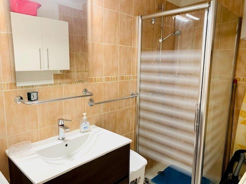 Charmant F2 en centre-ville avec parking, balcon et équipements modernes - FR-1-703-162 Apartment in Alt Empordà