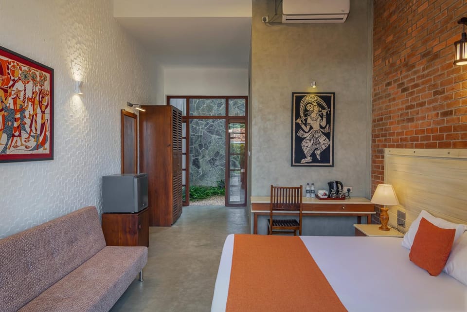 Bed, Living room, Seating area, Dining area, Bedroom, air conditioner