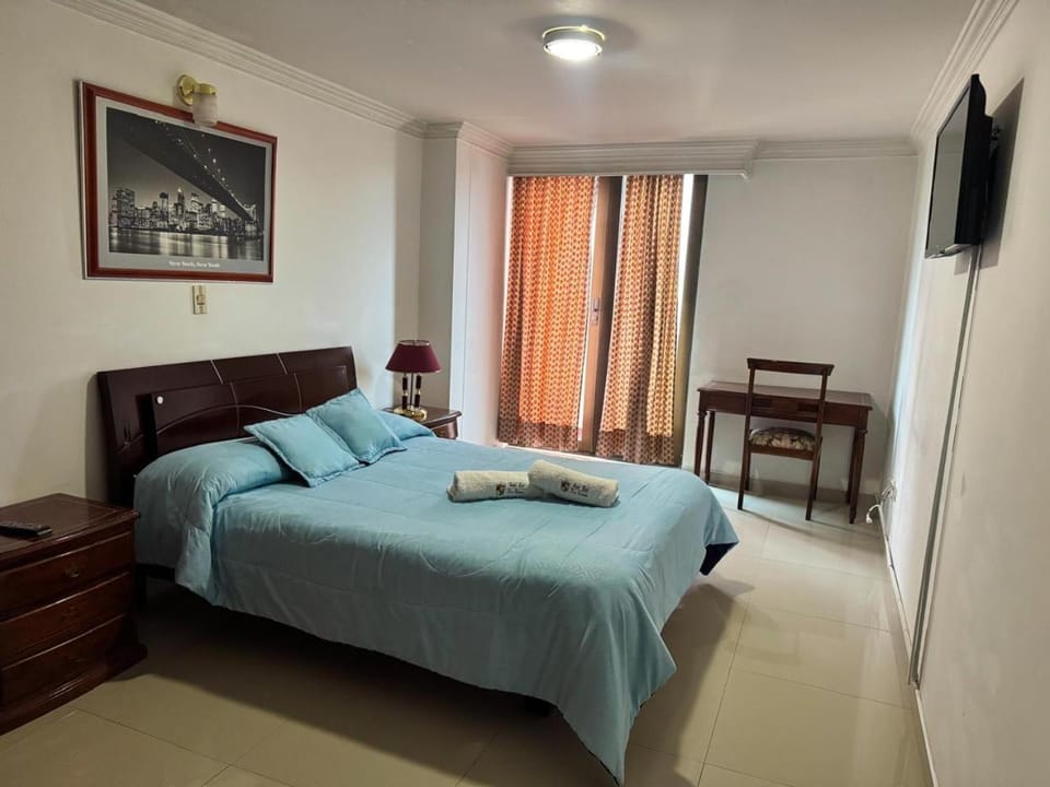 Bed, TV and multimedia, Photo of the whole room, towels