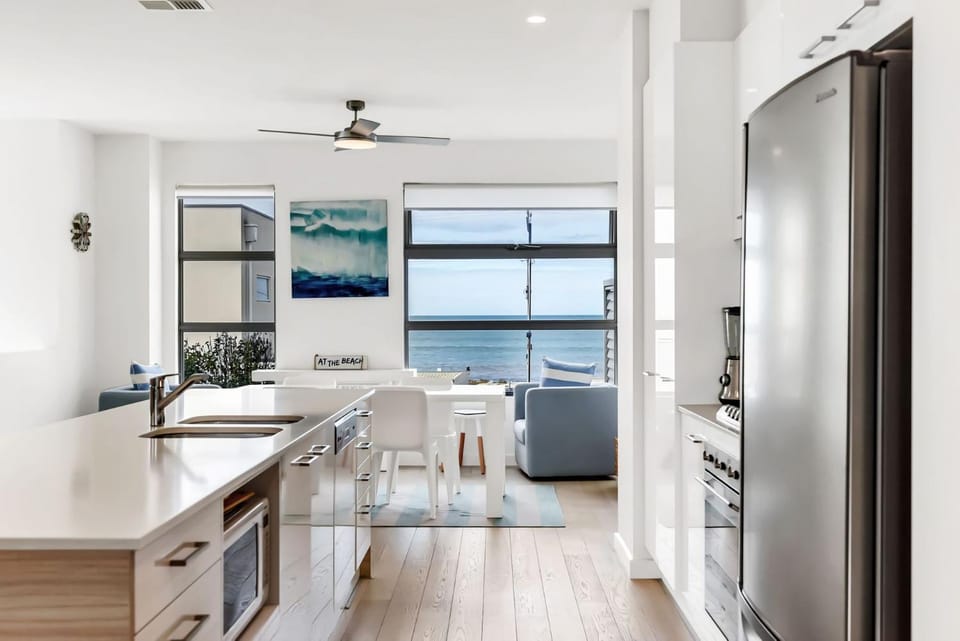 Kitchen or kitchenette, Dining area, Sea view