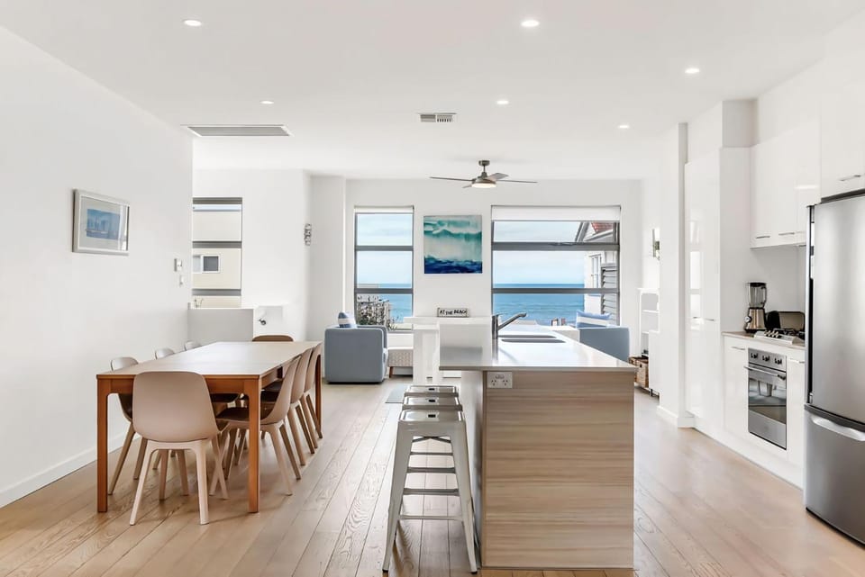 Kitchen or kitchenette, Seating area, Dining area