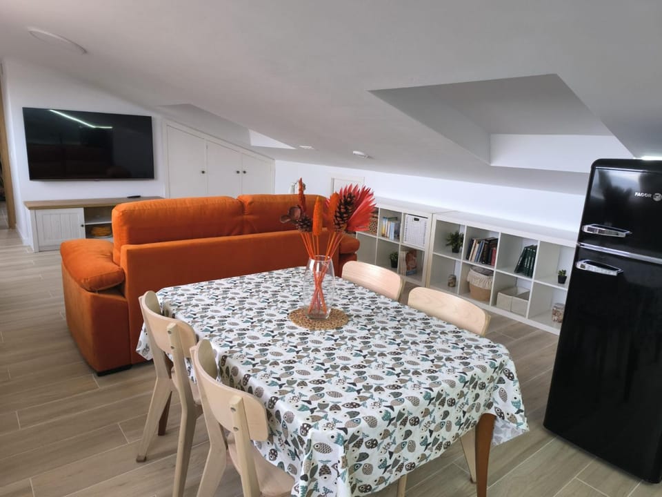 TV and multimedia, Kitchen or kitchenette, Living room, Seating area, Dining area