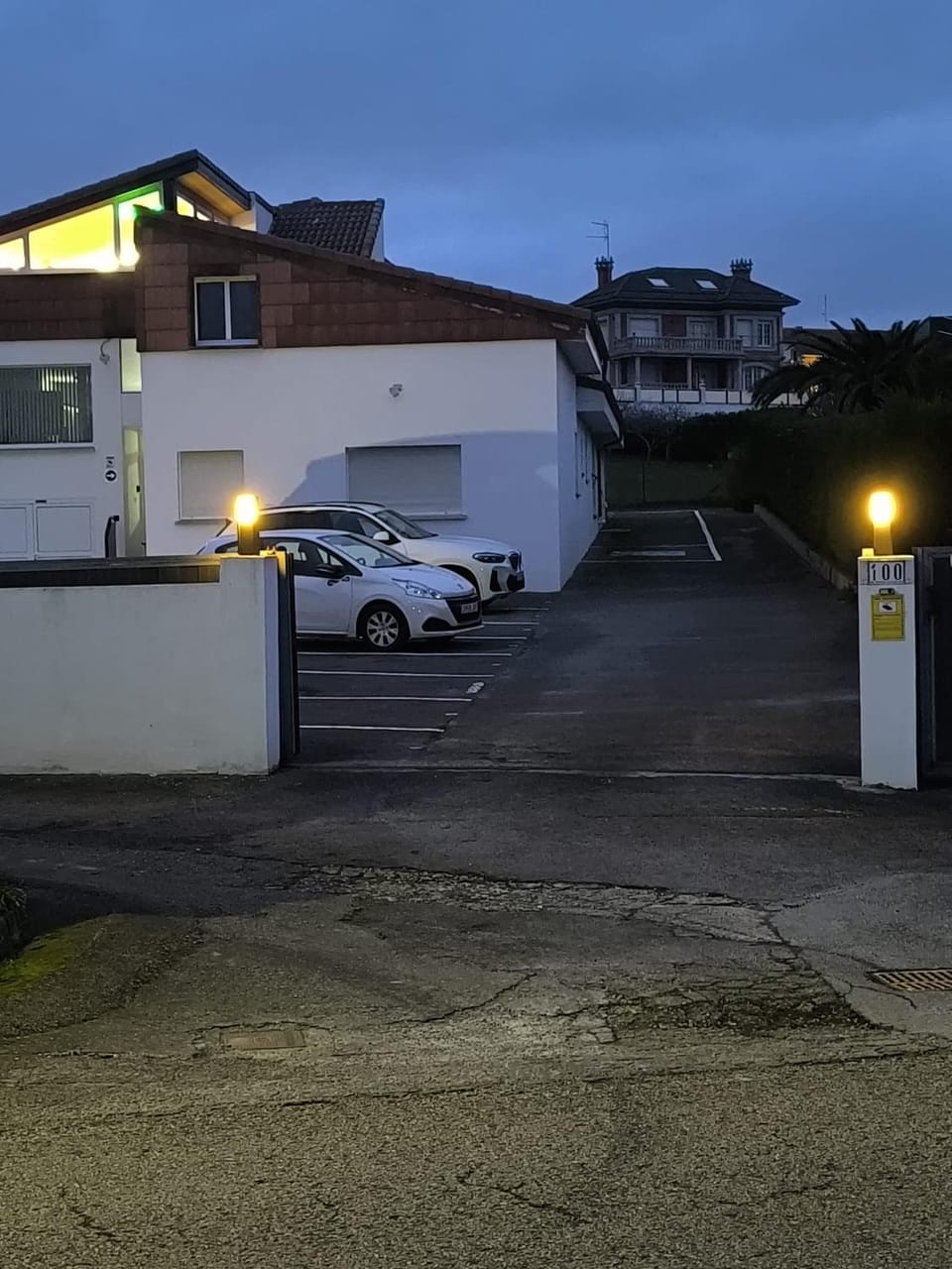 Property building, Facade/entrance, Lobby or reception, Location, Parking, acessibility