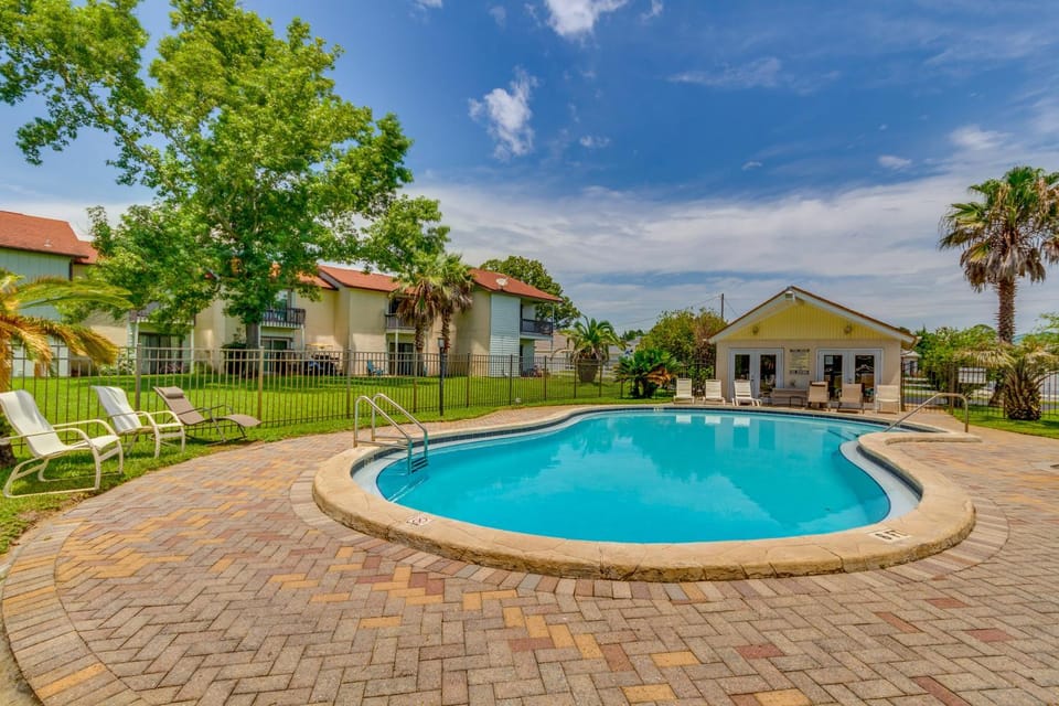 10 Mi to Navarre Beach! Waterfront Rental w/ Pool House in Alabama