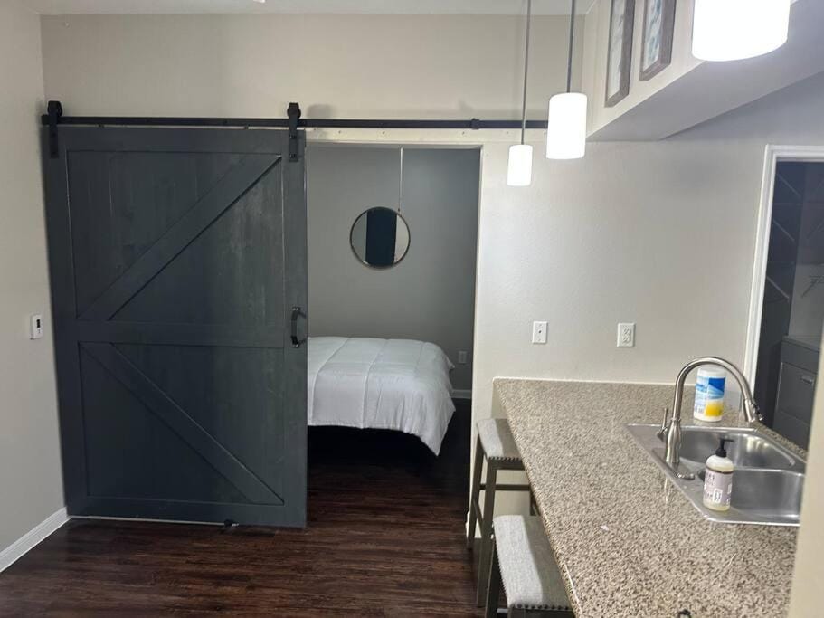 Trendy, upscale apartment! Apartment in Houston