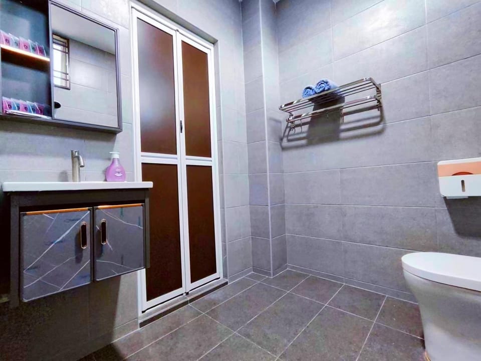 Shower, Toilet, Bathroom, towels