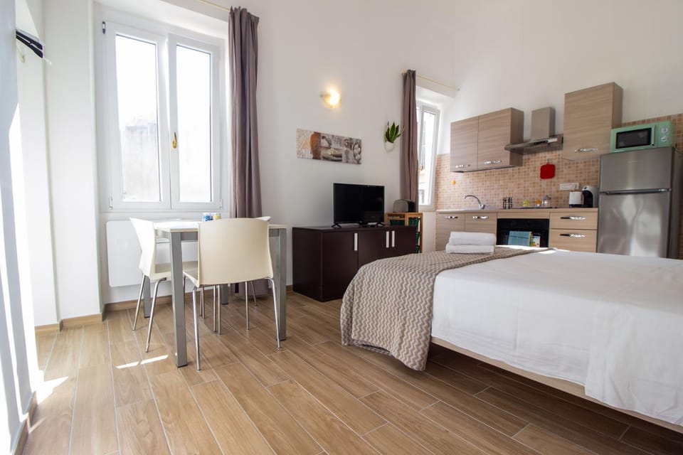TV and multimedia, Kitchen or kitchenette, Dining area, Bedroom